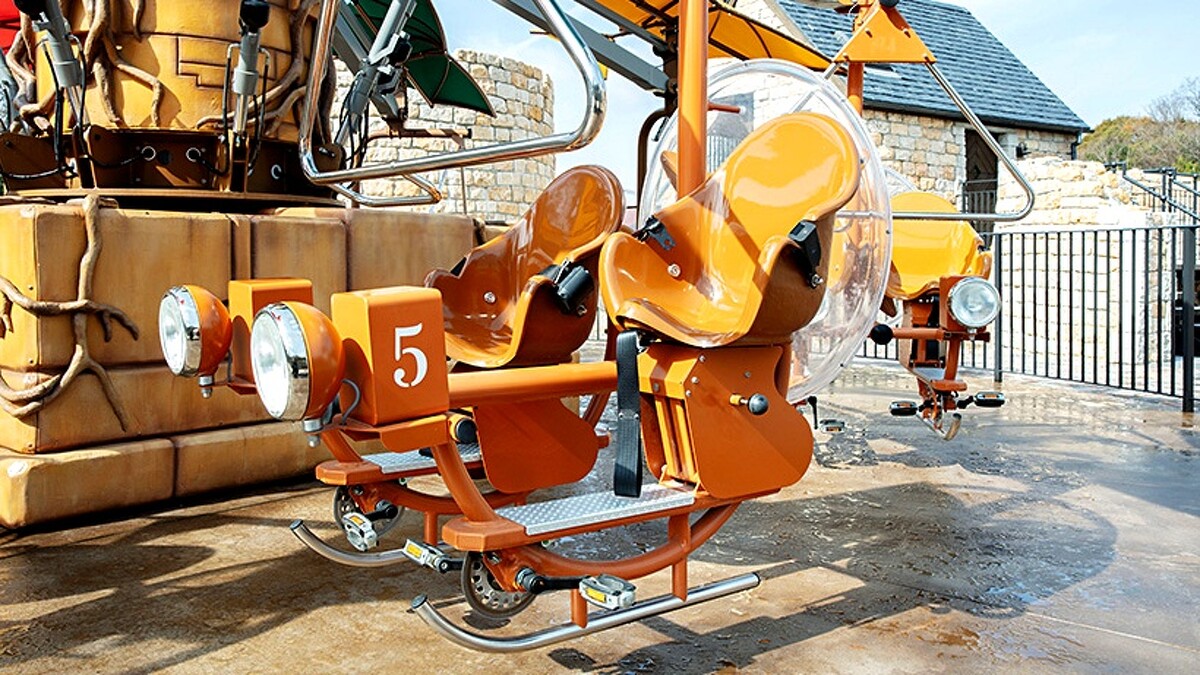 「魔女之谷」遊樂設施：飛行器