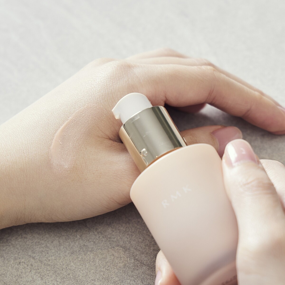 (右)RMK透光隔離霜SPF 22/PA++試色。