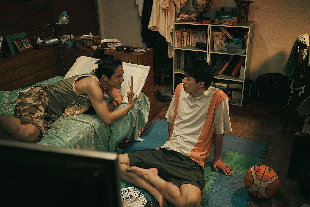 《青春18x2 通往有你的旅程》李冠毅(左)飾演的阿威是許光漢(右)飾演的 Jimmy 在神戶KTV打工時的好夥伴。