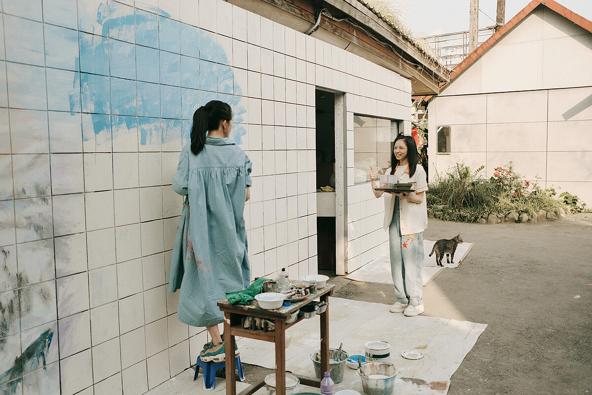 《青春18x2 通往有你的旅程》飾演小婷的陳姸霏(右)活潑外放的模樣讓實際小她兩歲的清原果耶(左)都忍不住直呼：「卡哇伊！」 