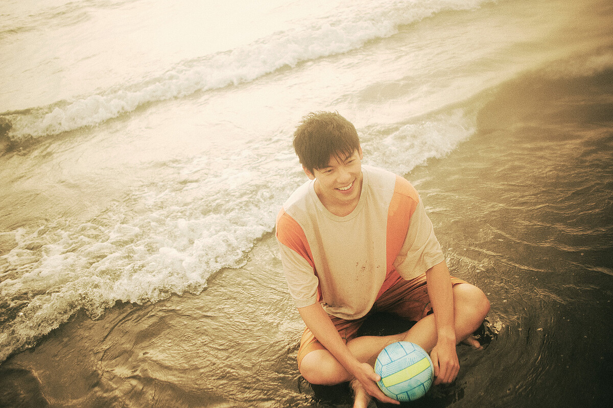 《青春18x2 通往有你的旅程》一場在海邊玩水的戲，大家互相打鬧、開玩笑的模樣，也讓清原果耶驚訝發現許光漢新的一面。