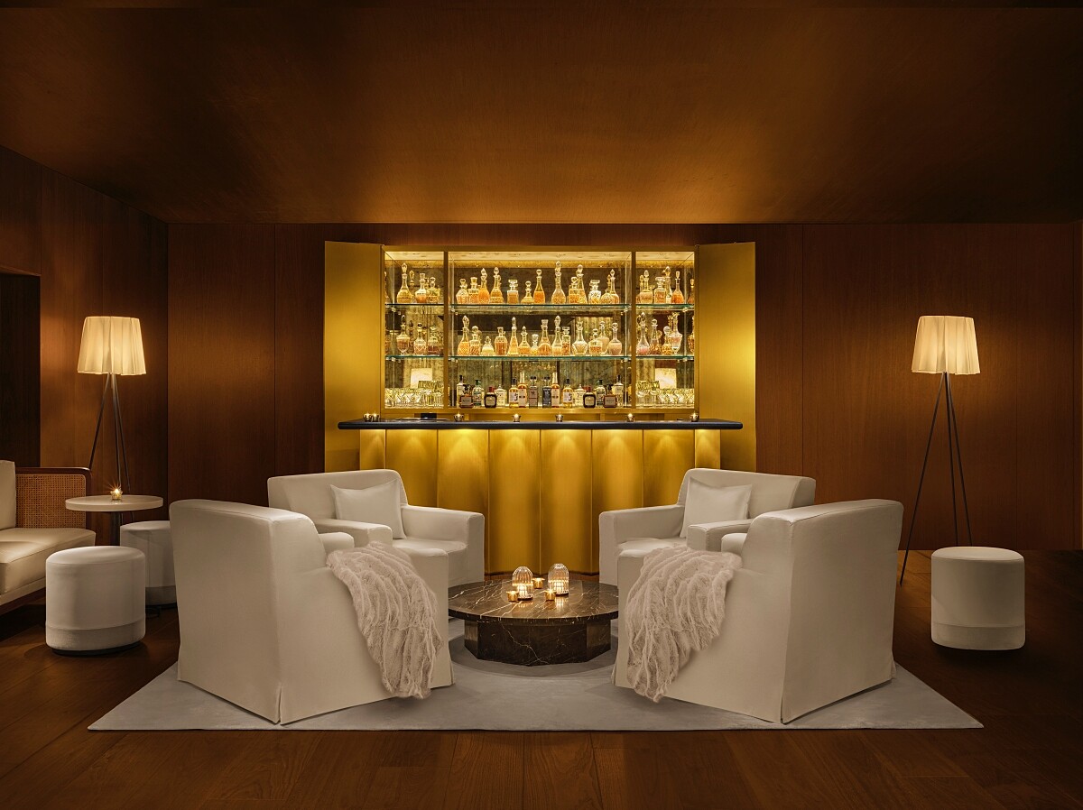 「Lobby Bar」就位於整個建築中心位置。