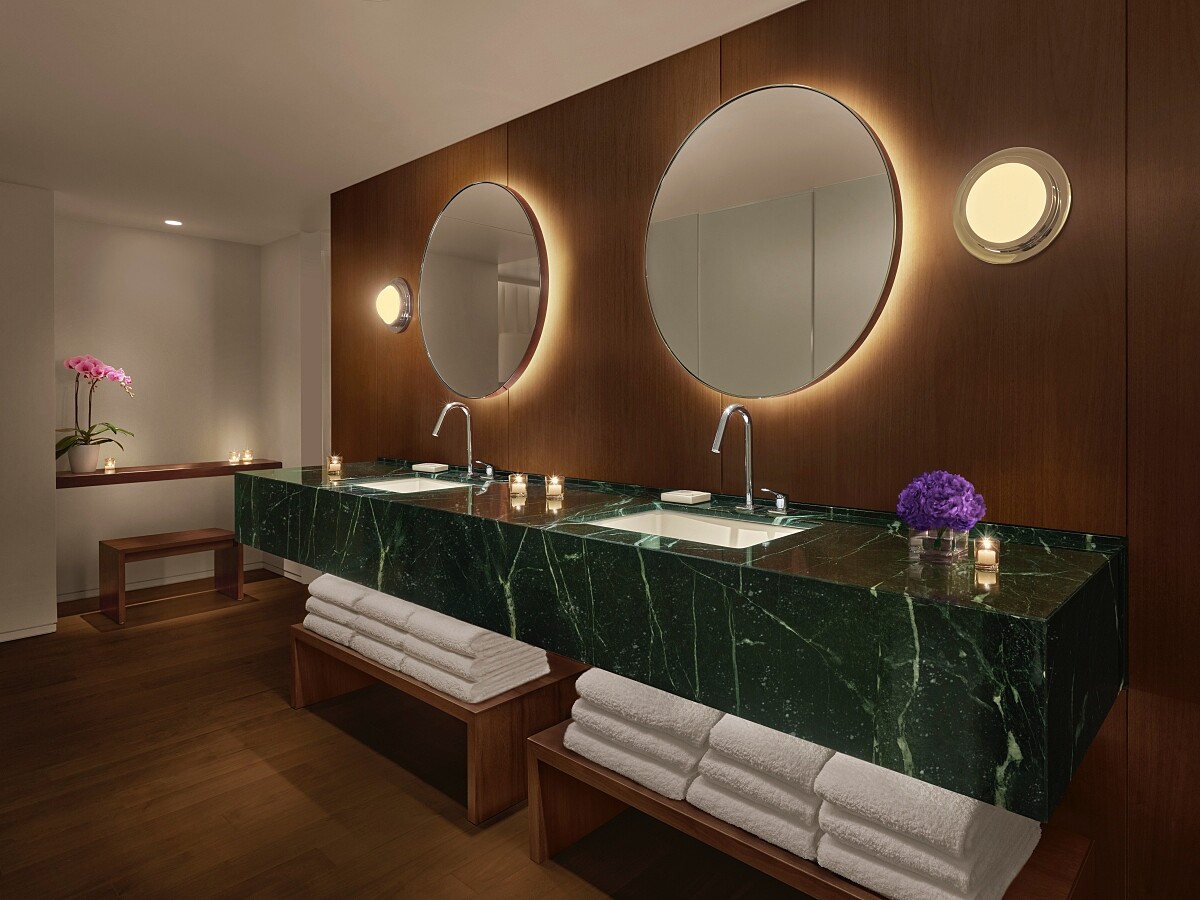 浴室的綠色大理石檯面與金件以不同光澤展現低調華麗的一面。