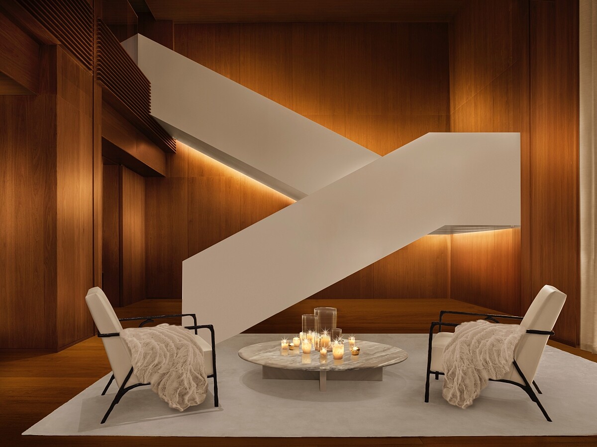 在大廳中一座以白色金屬鑄造而成樓梯相當醒目。