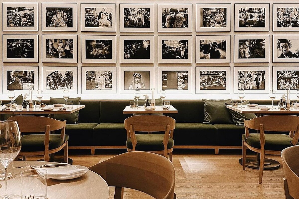 牆面則掛上七位藝術家的攝影作品。