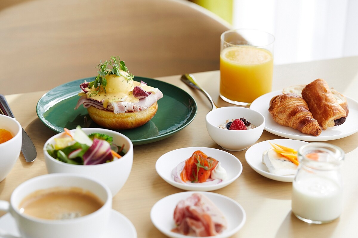 早餐能享用經典的「炒蛋、酪梨開放式三明治」。