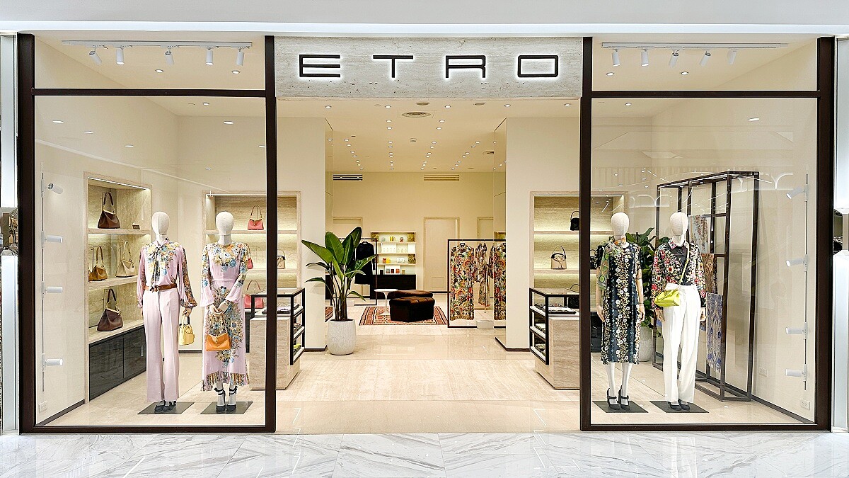 ETRO全新形象店開幕，同步引進瘋迷全球時尚ICON人物的Vela Bag包、Saturno Bag土星包，春夏備受時髦人士矚目的風尚大勢單品一次完整推薦！