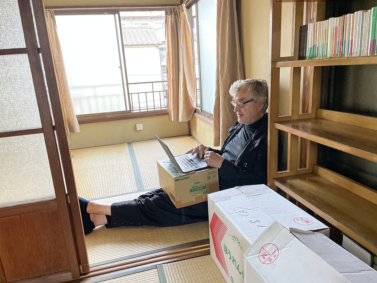 《我的完美日常》導演文溫德斯在平山先生家的榻榻米上工作，相當怡然自得