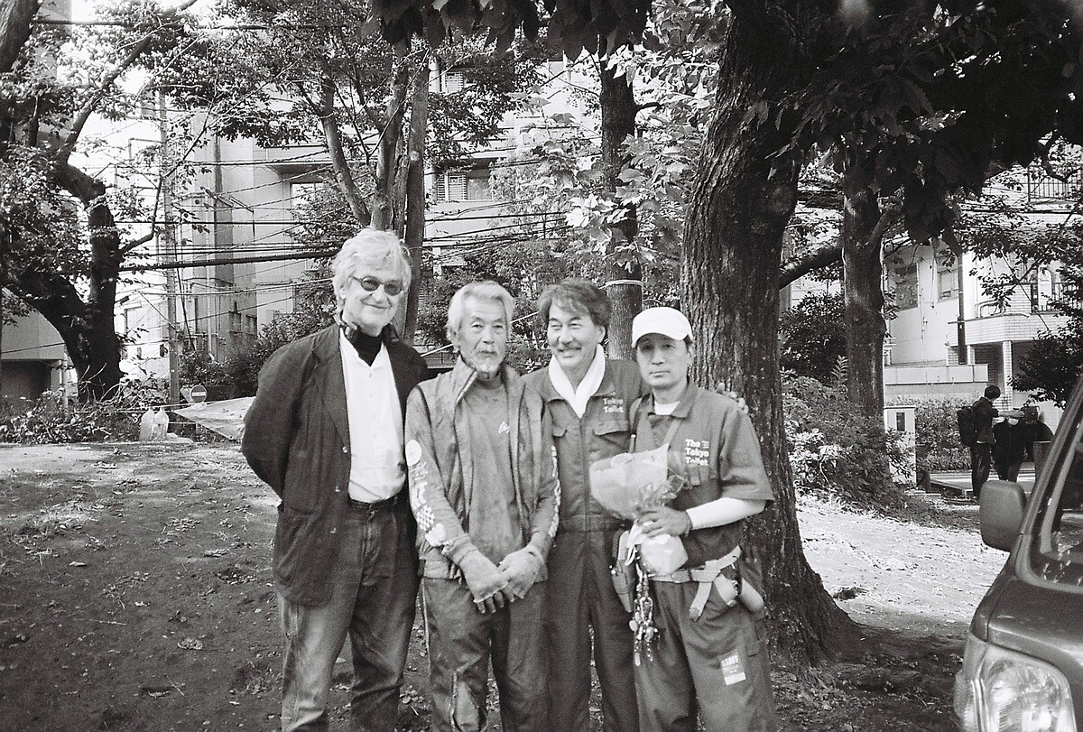 《我的完美日常》役所廣司跟著「東京公廁計畫」清潔員江田雄司(右一)學習清潔技巧。左起為導演文溫德斯、現代舞大師田中泯