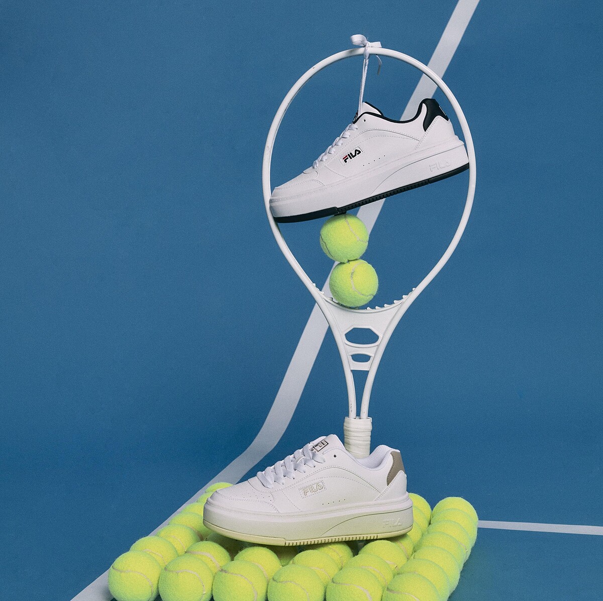 以復古網球鞋為靈感的TARGA CLASSIC LIGHT系列，以純白皮革鞋與微加厚大底強化了百搭與修飾拉長下半身線條的優勢，加上鞋側流線型拼接、鞋頭透氣孔讓細節更為精緻，更不用說在鞋側、鞋舌、與鞋底後跟處有多個經典小LOGO巧思點綴，都是女生們挑選鞋款時會被圈粉的重點，絕對是日常混搭時髦表現力滿分的激推鞋款！