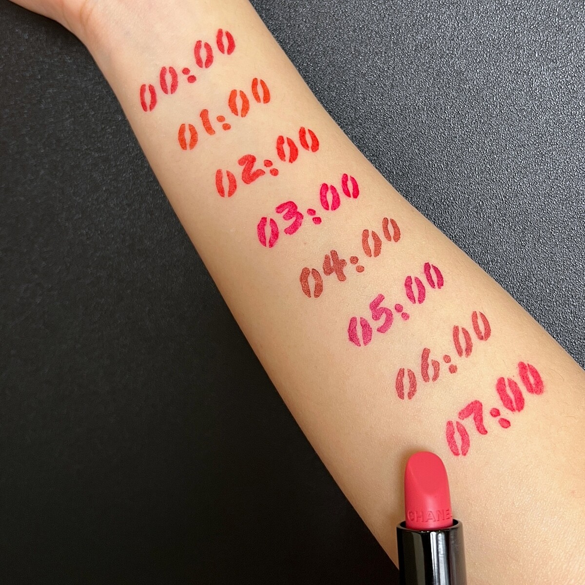 香奈兒超炫耀的絲絨唇膏不眠之夜限定版(共8色)，NT1,650