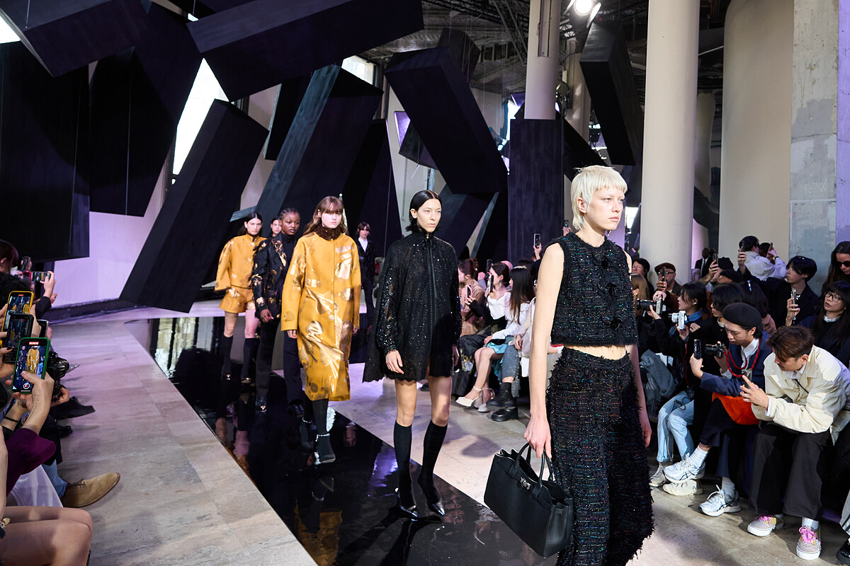 Shiatzy Chen 夏姿・陳將東方傳統文化中的筆、墨、硯、紙為2024秋冬靈感。