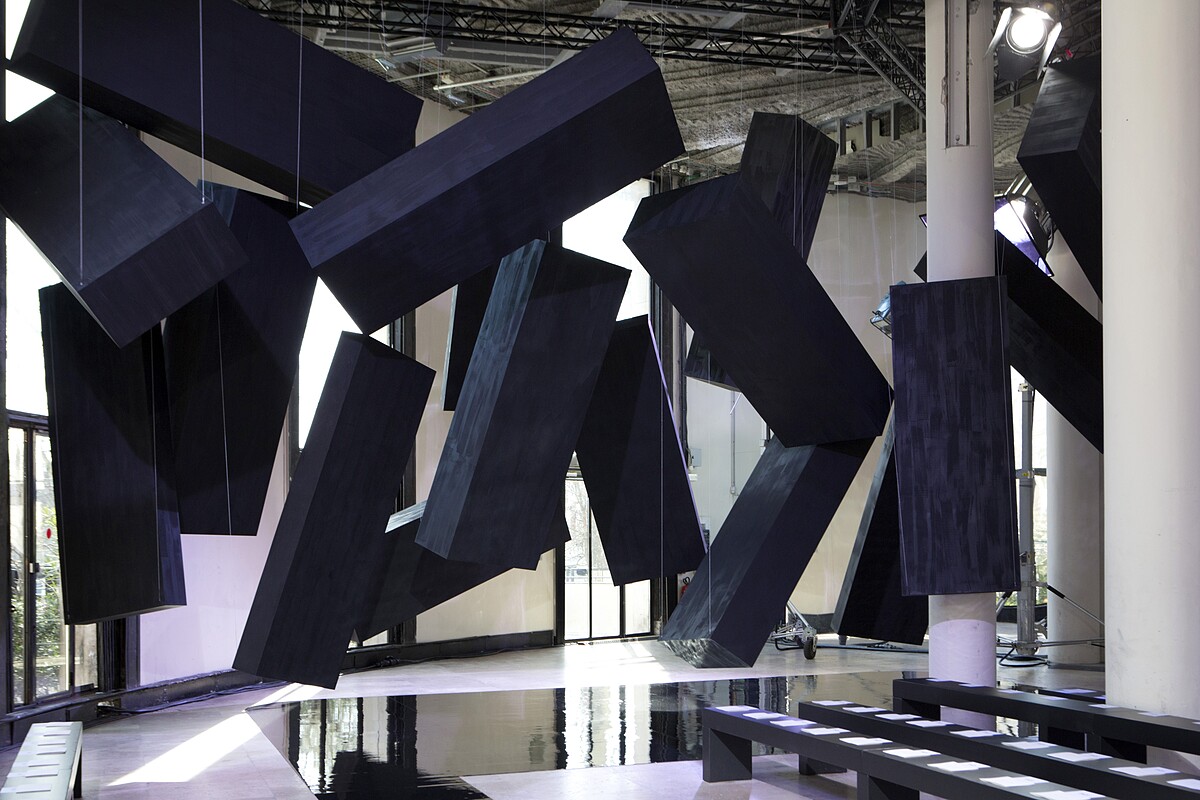 2024秋冬大秀秀台上懸掛無數的墨條呼應本季主題。