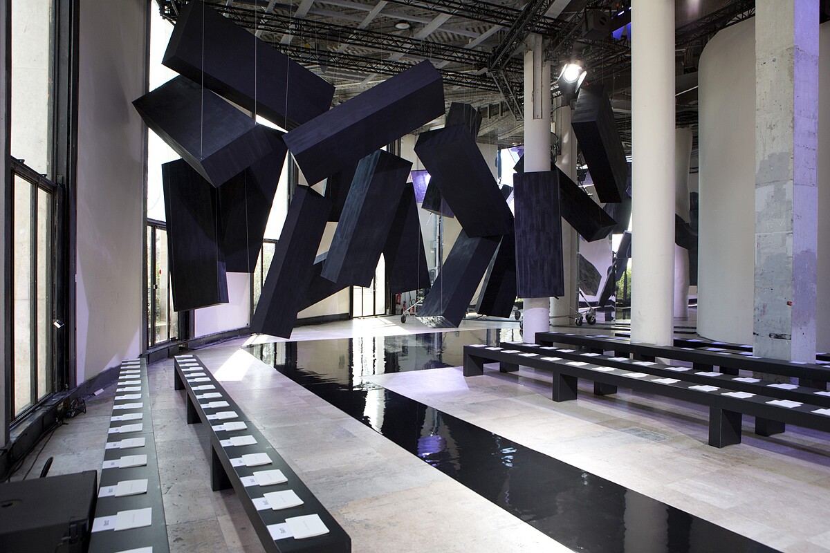 秀台上偌大的墨條是2024秋冬主題。