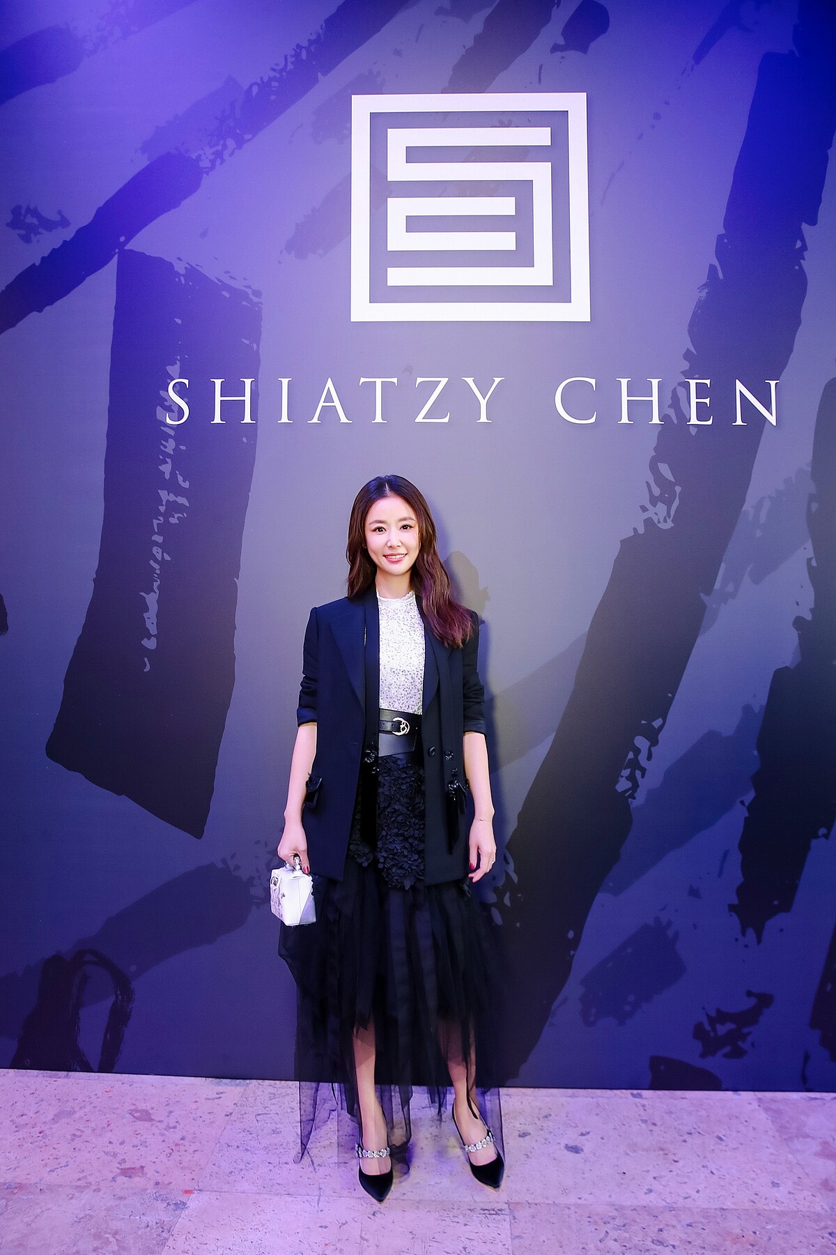 林心如一身以黑色西裝外套搭配網紗裙，打造女性魅力。