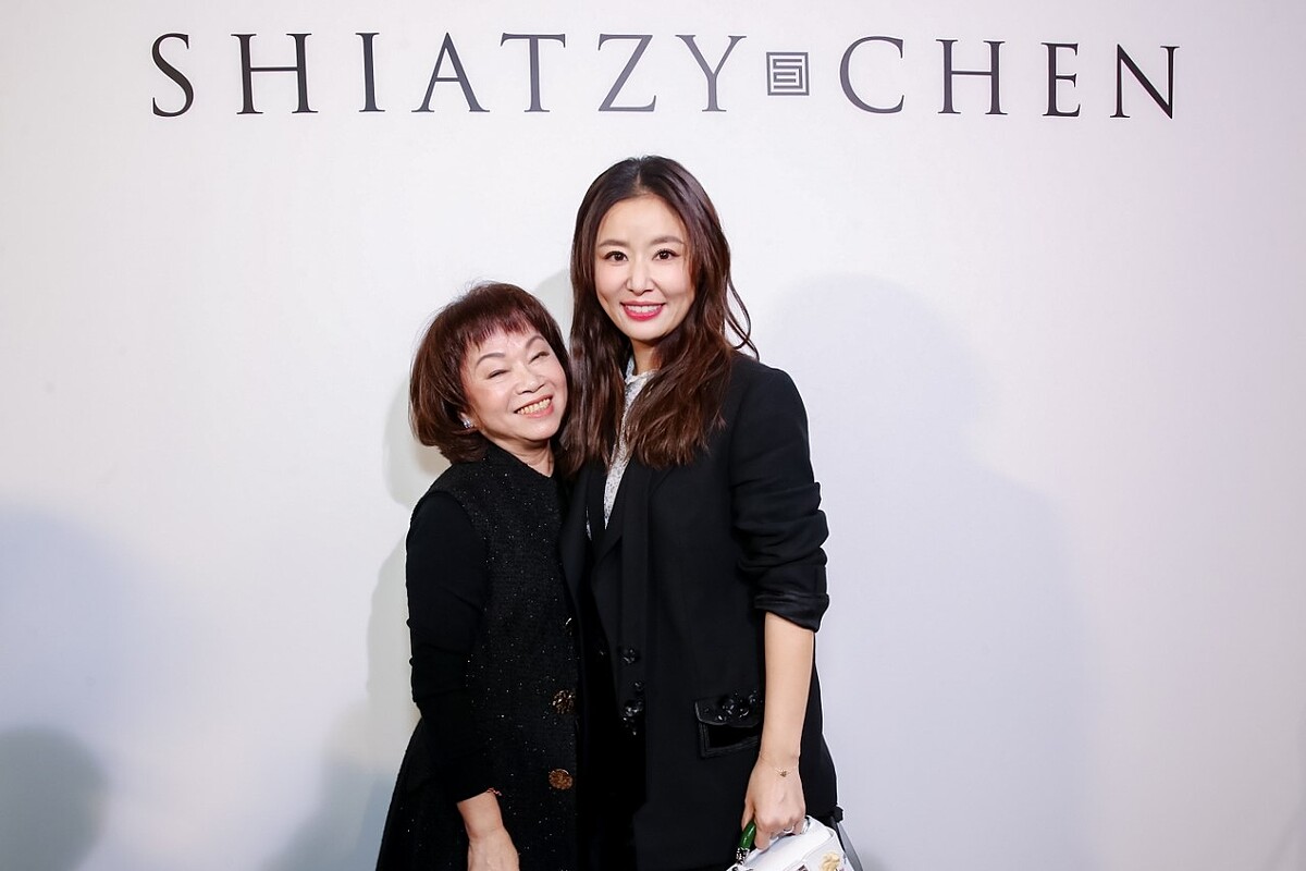 林心如與設計總監 Shiatzy Chen 於秀後開心合影。