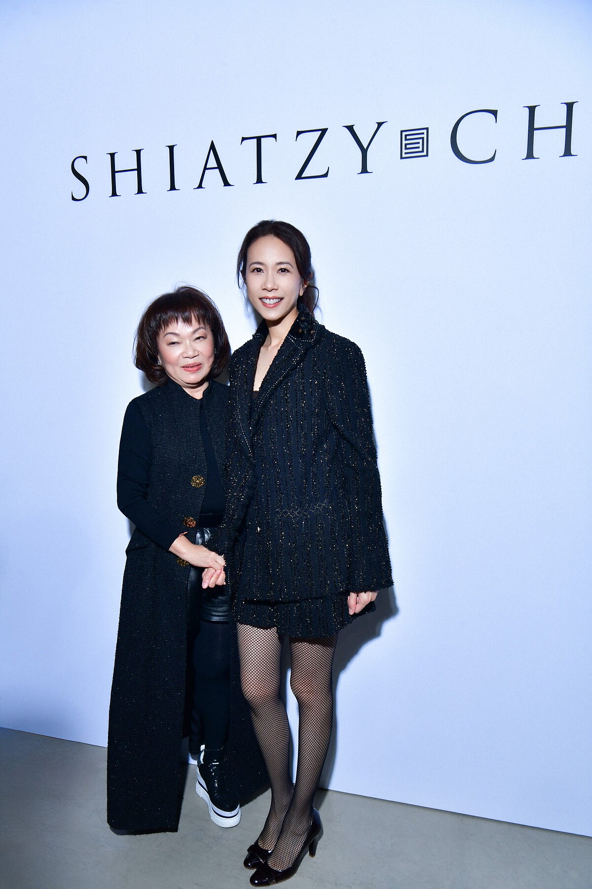 莫文蔚與設計總監Shiatzy Chen秀後合影留念。