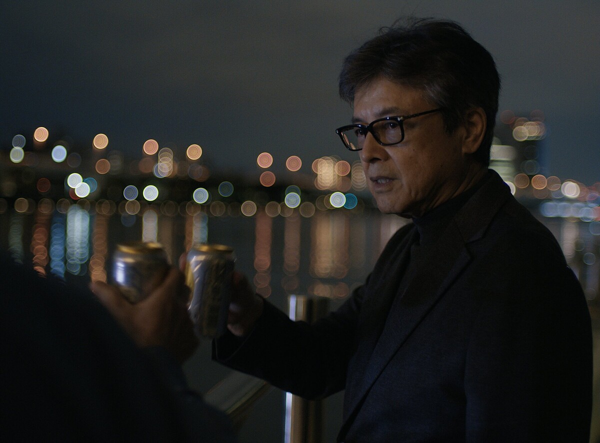 資深演技派三浦友和在《我的完美日常》客串演出，與役所廣司在河堤談心