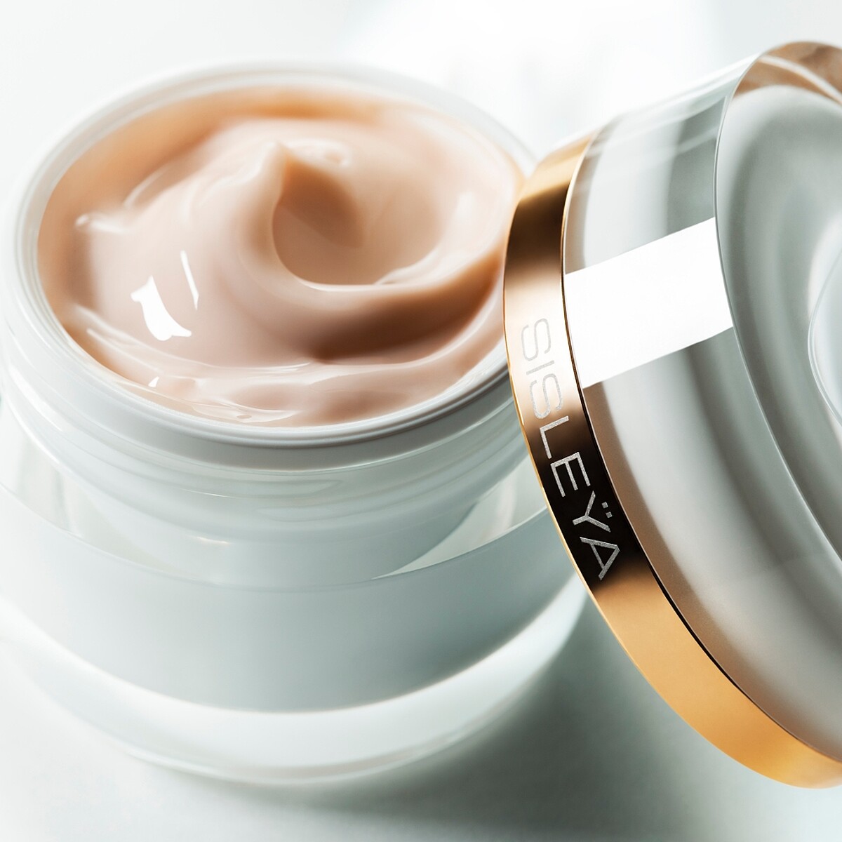 Sisley Sisleÿa抗皺活膚御緻駐顏琉晶霜。