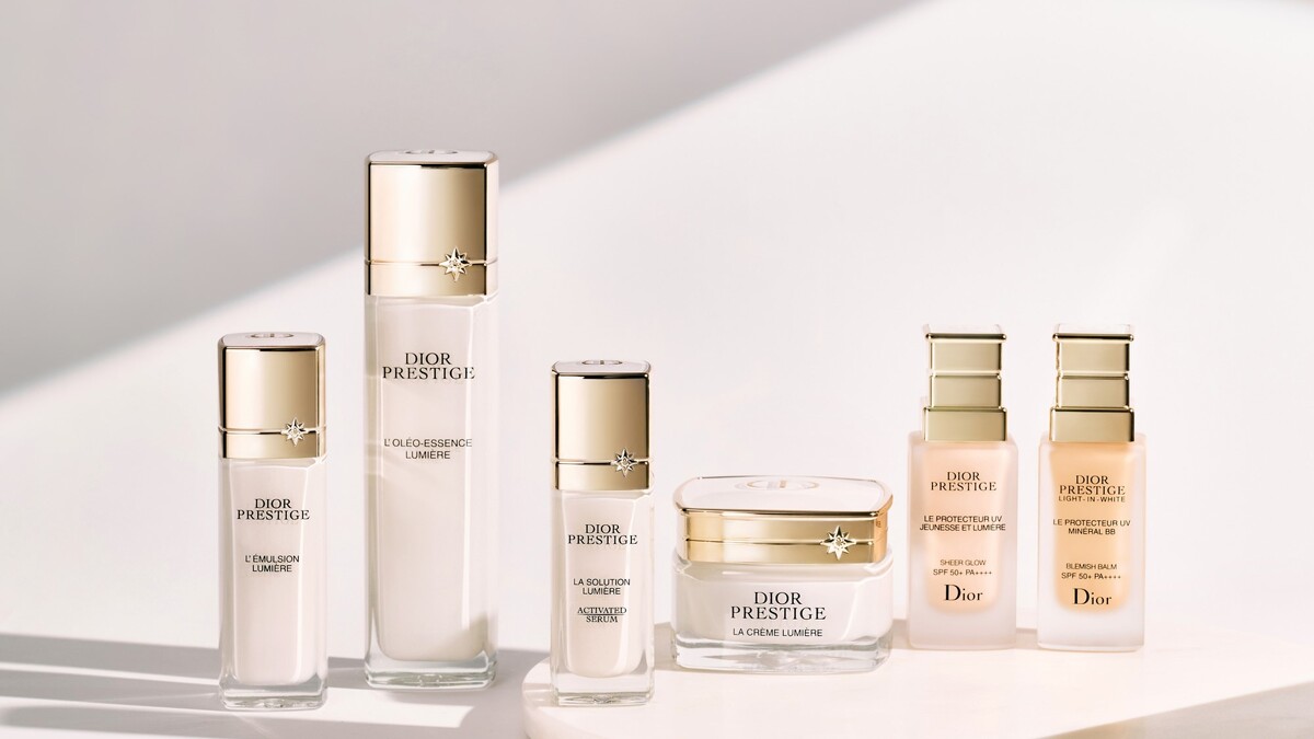 左至右《迪奧精萃再生光燦淨白系列》精萃再生光燦淨白修護乳、精萃再生光燦淨白精華露、精萃再生光燦淨白精華、精萃再生光燦淨白賦活乳霜、精萃再生光燦煥白隔離霜、精萃再生光燦全效BB霜。