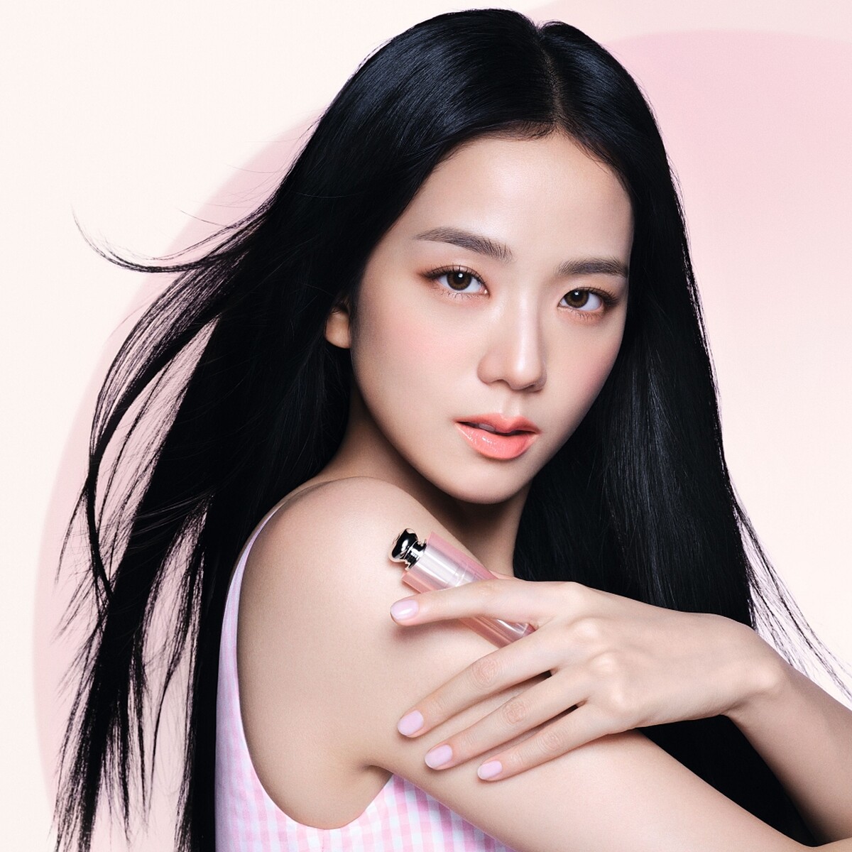 Dior迪奧癮誘粉漾潤唇膏2024全新限量Jisoo色#06果凍珊瑚形象圖。