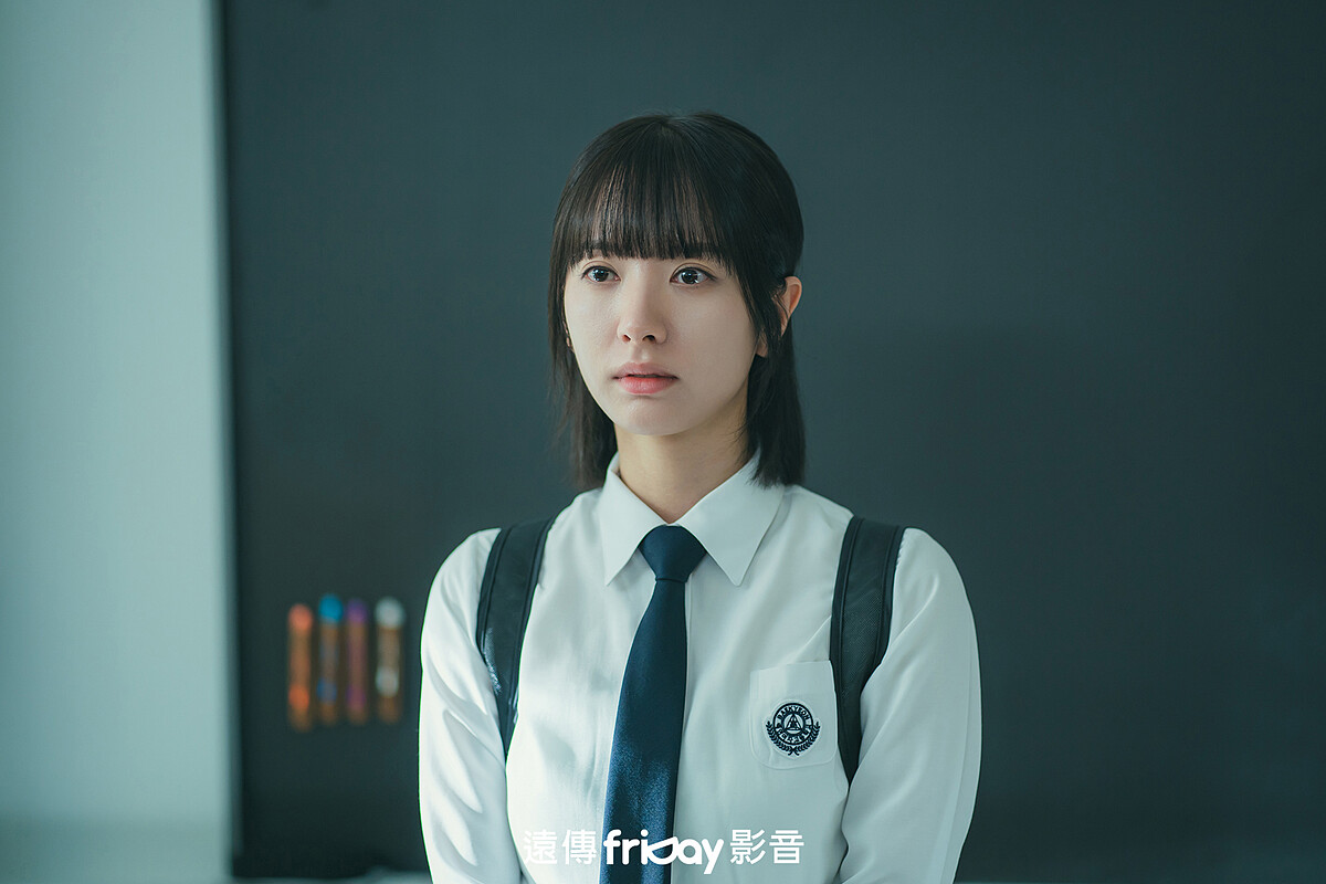 剛轉入白蓮女高二年五班的成秀智，立即成為班上最低階的F。