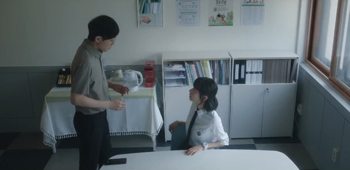 試圖求救的成秀智發現班導也並非善類。