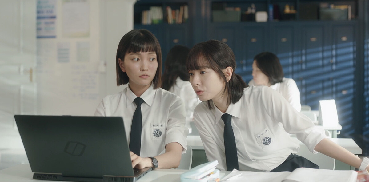 擅長程式的尹睿元是成秀智拉攏的首要目標。