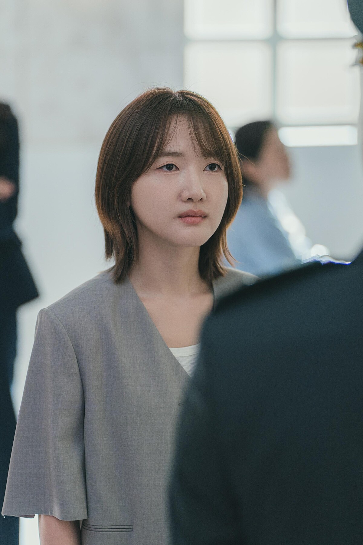 國文老師試圖幫助成秀智脫離校園霸凌而被辭退。