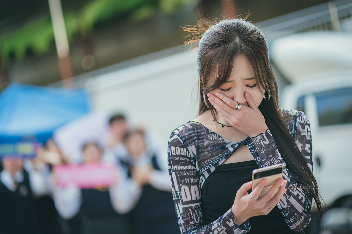 林藝琳在校慶演出後不知道因什麼事而深受打擊。