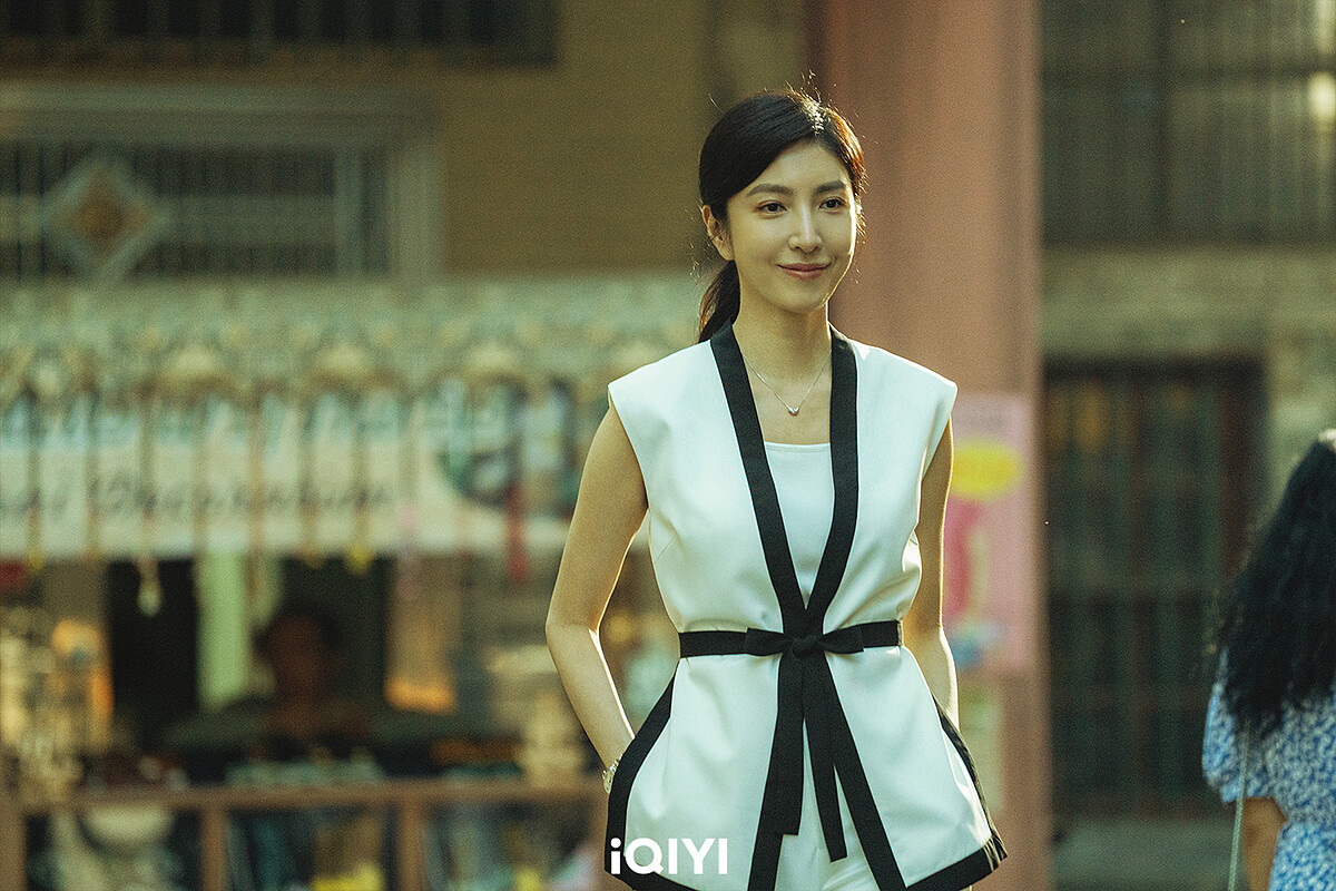 《唐人街探案2》楊謹華劇中從乖乖人妻蛻變成自信御姐，進而控制靈修團體