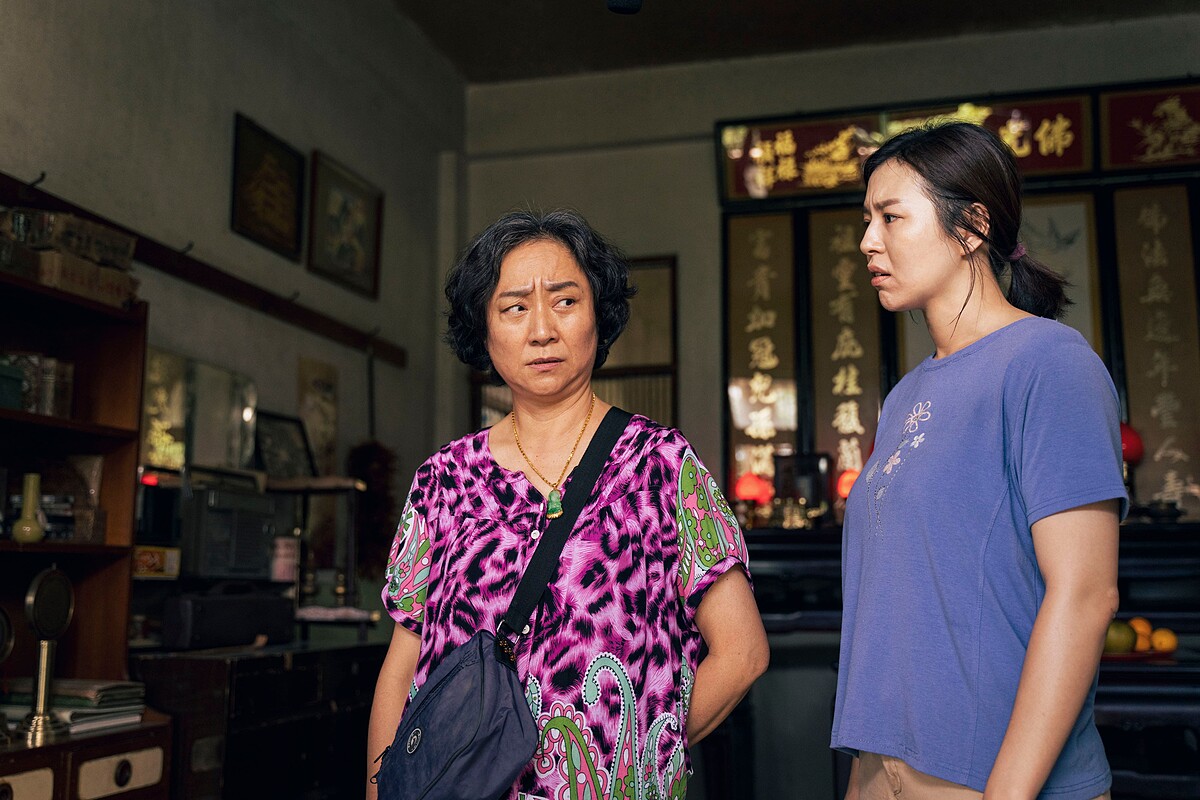 《莎莉》傳統婚禮細節講究，姑姑楊麗音（左）打理大小事