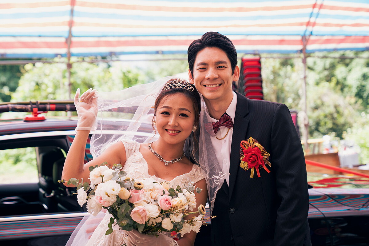 《莎莉》林柏宏（右）《莎莉》甜蜜娶回鳳梨公主張雅玲（左）