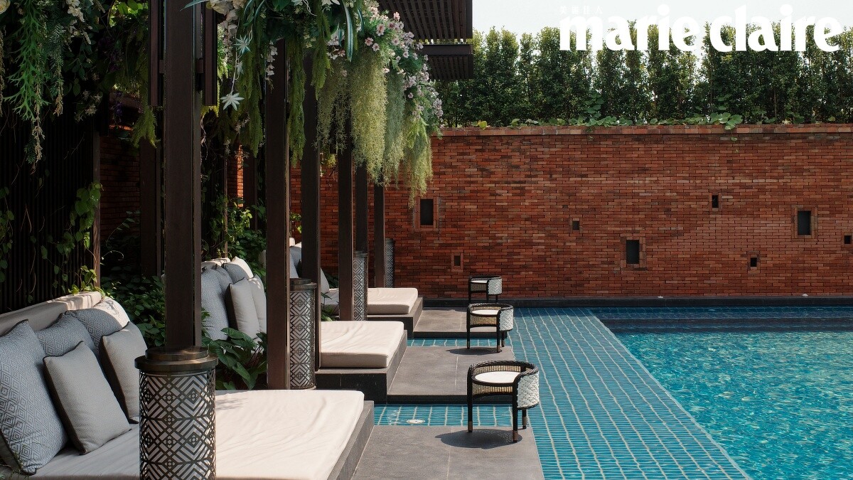 紅磚牆泳池很有古城風格