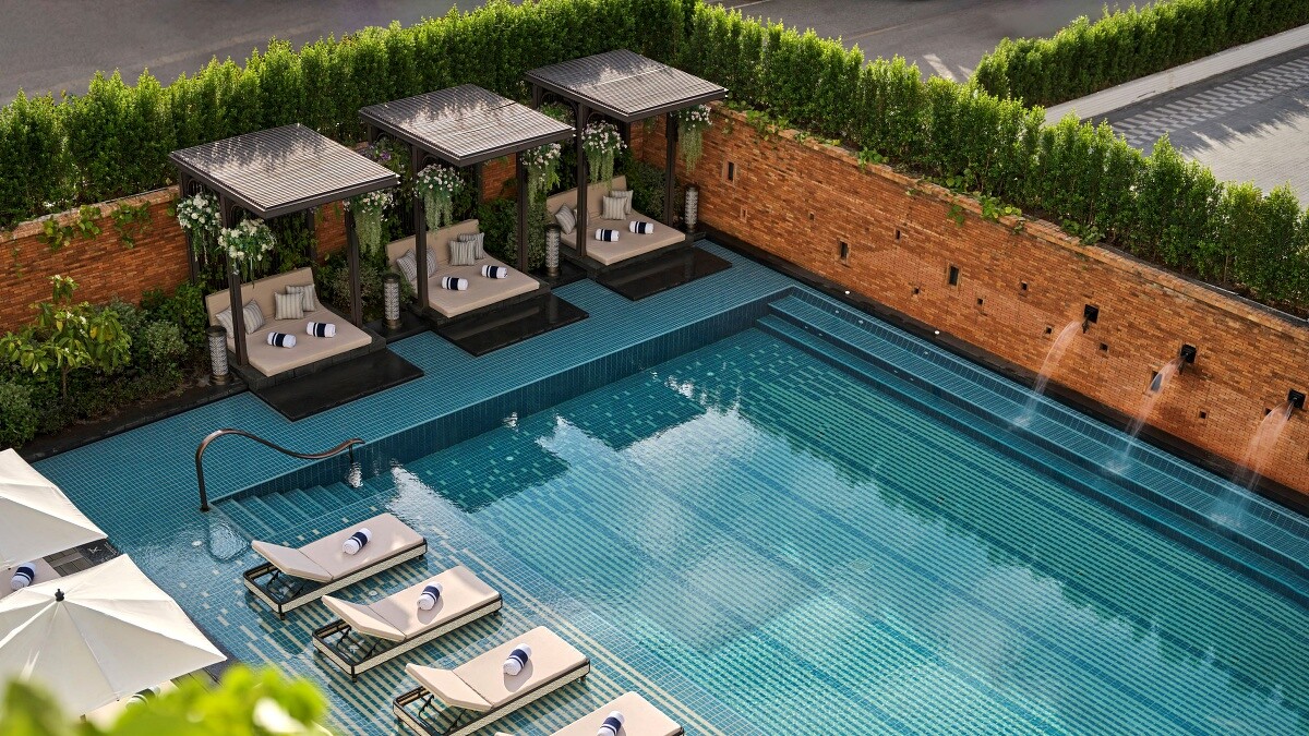 紅磚牆泳池鳥瞰視角