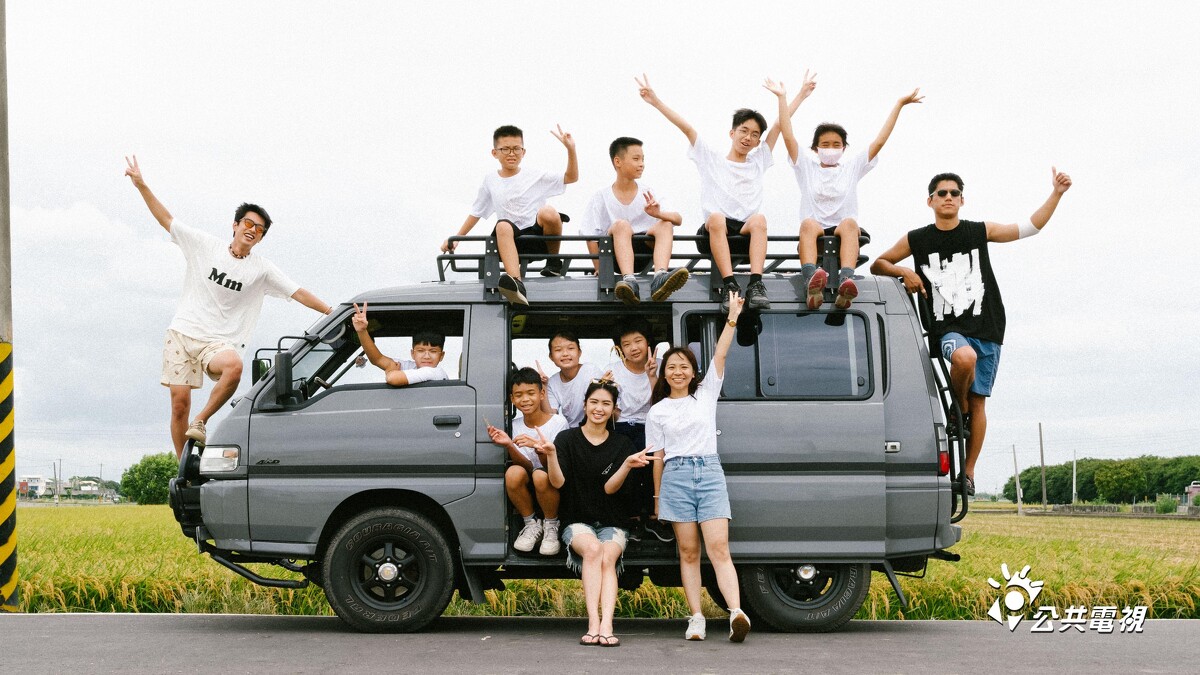 《二呆流浪記之完全大人手冊》曾敬驊、雷嘉汭、朱軒洋，與雲林偏鄉國小仁和國小師生開心合影