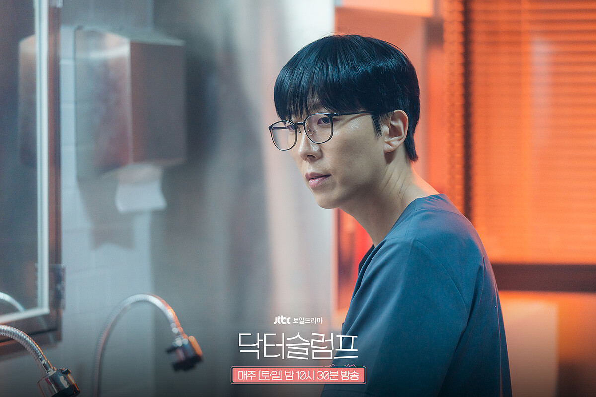 被余正宇找回擔任麻醉醫師的姜鎮碩,似乎也開始能走出過去的陰霾了。