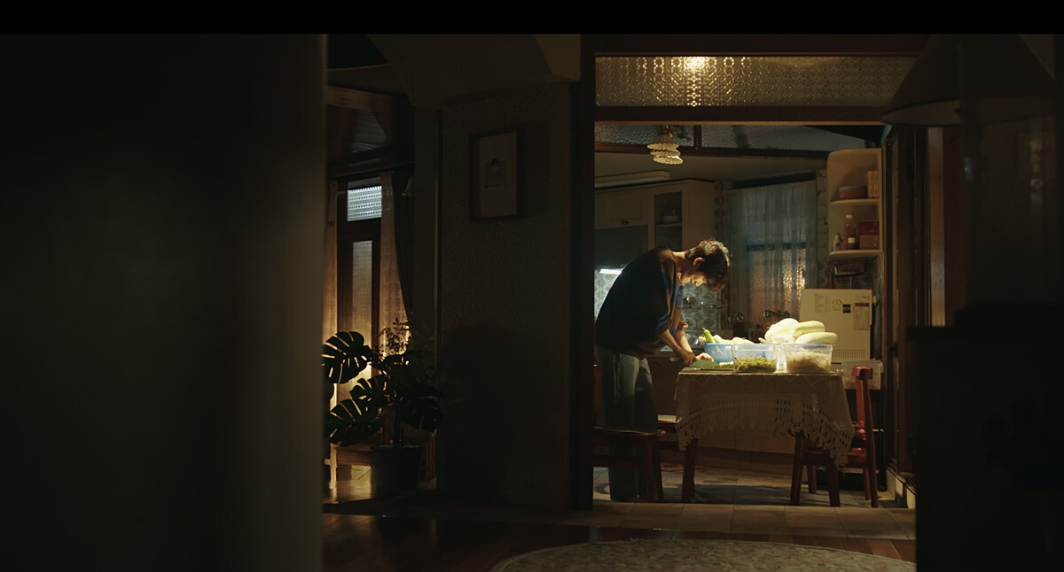 認真製作冷麵的南博多。