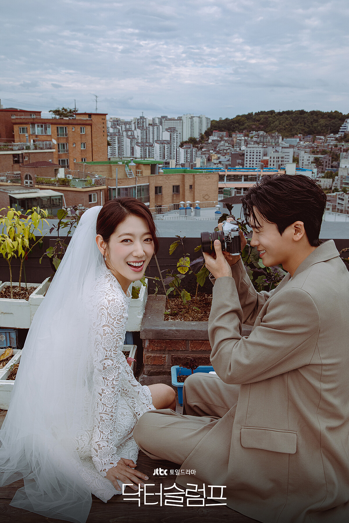 余正宇和南荷娜的婚紗照。