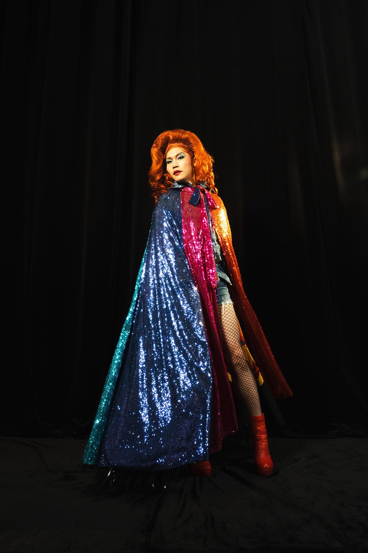 周定緯將突破以往形象,以華麗的變裝造型演出音樂劇《搖滾芭比》全新中文版「海德薇格」一角。