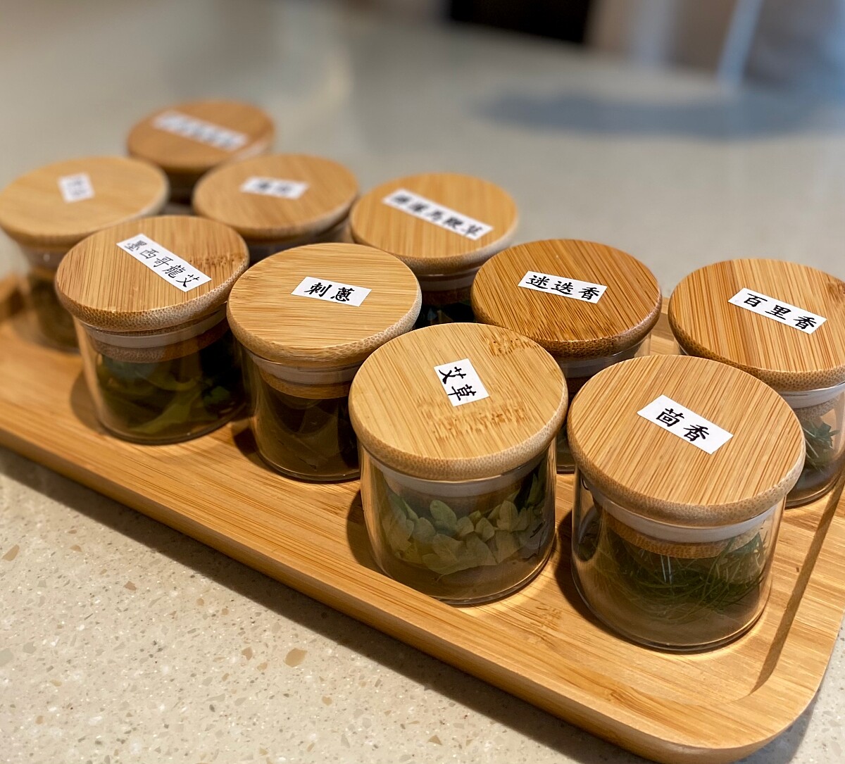 以「茶味與草本」加乘的新風味為餐點增色。