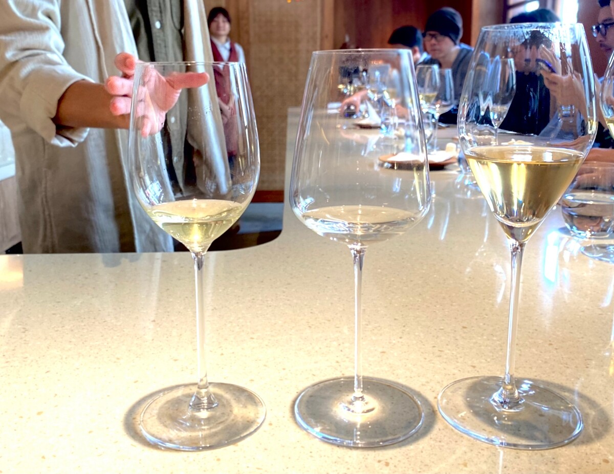 以不同杯型的白酒杯與香檳杯盛裝，品茗香氣。