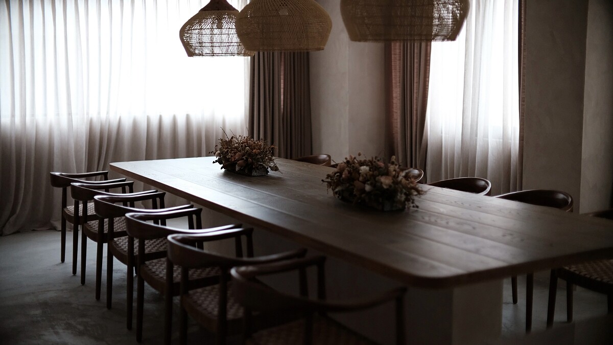 二樓則有包廂式的座位區，色調簡約、潔淨又透著些許侘寂。