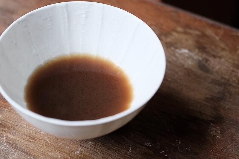 「構樹葉/海茄苳葉/月桃果/魚腥草/刺蔥籽/茄苳葉/橘皮/仙草/雞骨」。