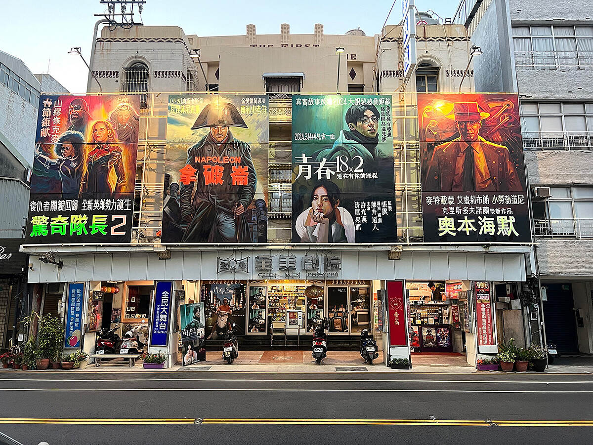 全美戲院的電影看板畫師顏振發也特別幫《青春18x2 通往有你的旅程》手繪海報