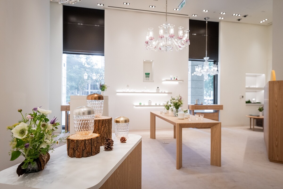 展示了全新推出的「Folia 迷你攜帶式燈具」。