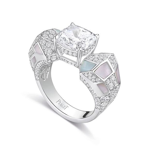 PIAGET Metaphoria 頂級珠寶系列Roscida18K白金珍珠母貝鑽石戒指，NT$ 9,350,000。