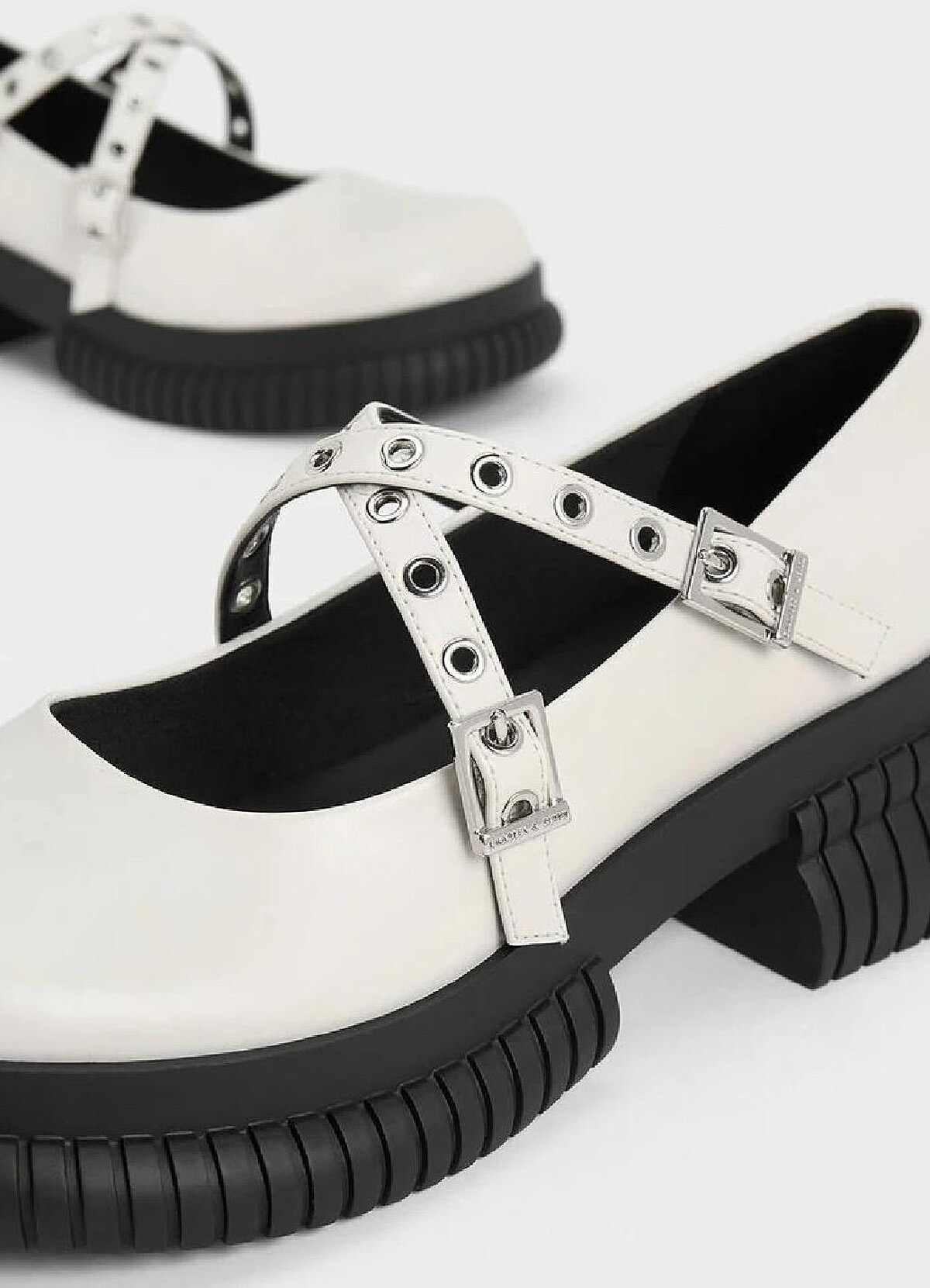 白色厚底瑪莉珍鞋，NT2,790。