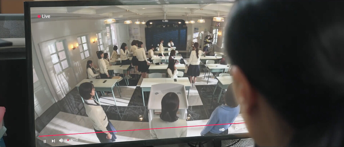 二年五班的金字塔遊戲及校園暴力都被直播上了網路。