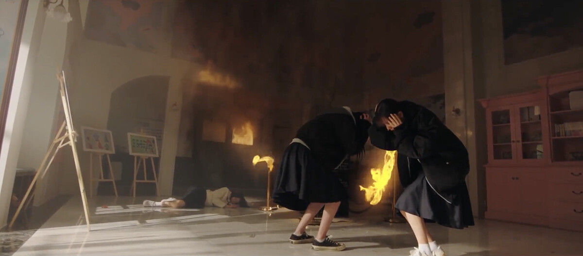 大火蔓延天空之家孤兒院，白夏凜倒在地上。